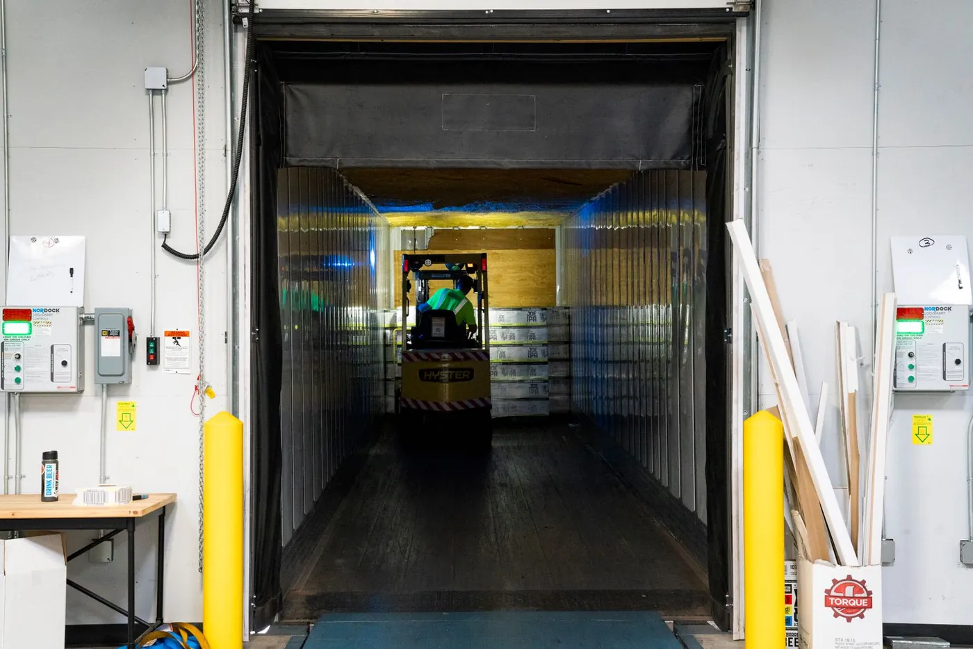 Bon de Livraison • Modèle & Automatisation • Guide 2 Chariot élévateur déchargeant un camion sur un quai de réception