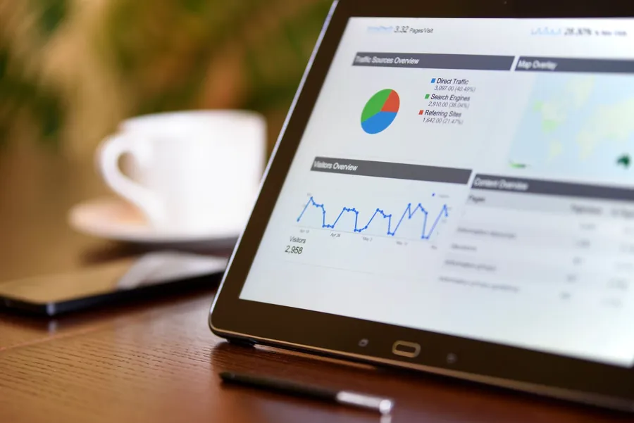 Tablette affichant un tableau de bord commercial
