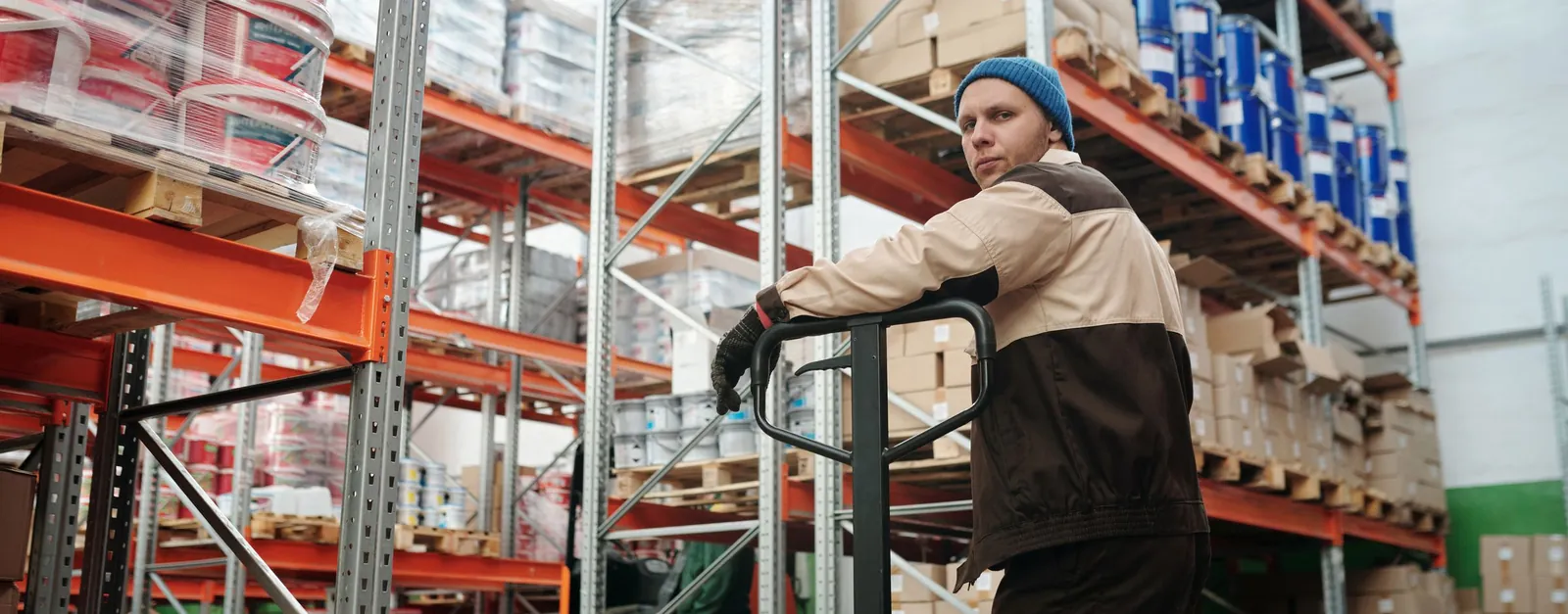 Magasinier conduisant un transpalette en entrepôt alimentaire